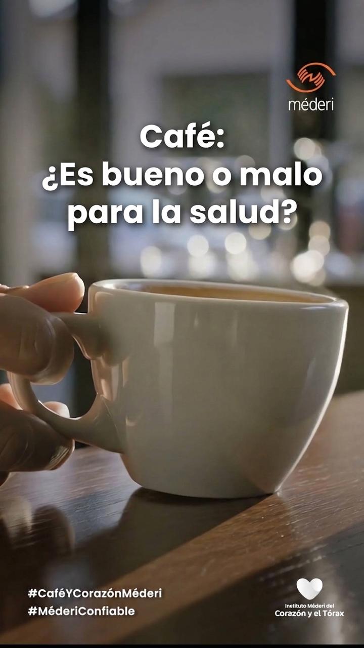 Taza de café e interrogante sobre el impacto del café en la salud para el artículo de la Red Hospitalaria Méderi.