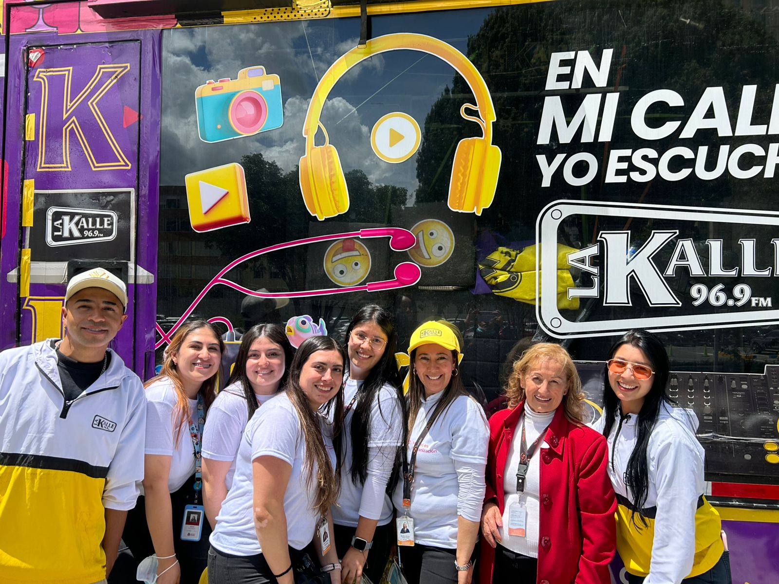 Equipo AsoMederi y Emisora La Kalle Méderi